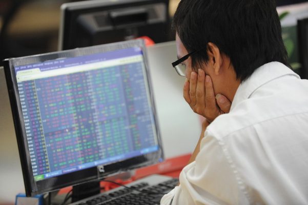 Lãi suất duy trì ở mức cao đang tạo áp lực tái định giá đối với nhiều nhóm cổ phiếu, đặc biệt là ngân hàng và chứng khoán