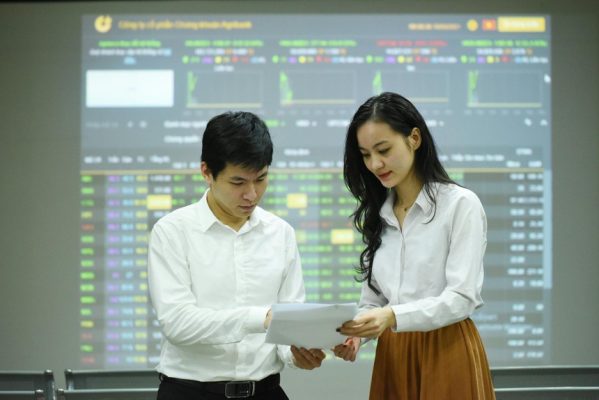 Cổ phiếu Vingroup "thăng hoa", VN-Index tăng hơn 30 điểm