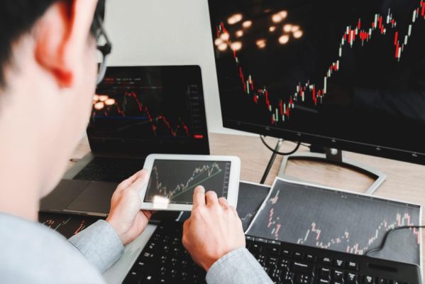 VN-Index quanh 1.900 điểm: Nhà đầu tư nên làm gì?
