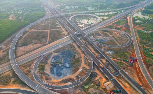 Tăng tốc giải ngân đầu tư công tạo khối lượng công việc lớn cho nhóm xây dựng, hạ tầng và công nghệ giao thông.
