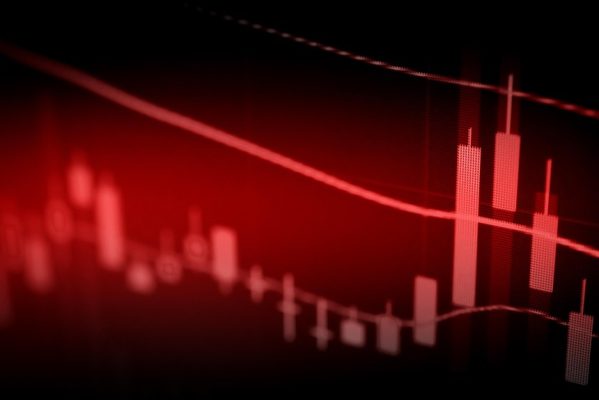 Giá dầu Brent vượt mốc 100 USD/thùng, chứng khoán toàn cầu đồng loạt giảm
