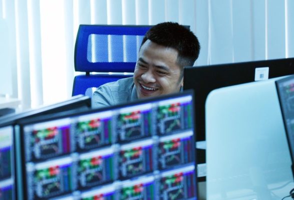 Giao dịch chứng khoán sáng 24/8: Sắc xanh lan tỏa, thị trường tiếp tục tiến bước