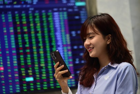 Giao dịch chứng khoán sáng 3/8: Cổ phiếu ngân hàng, chứng khoán giữ nhịp cho thị trường