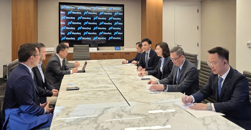 nasdaq-danh-gia-cao-tiem-nang-thi-truong-chung-khoan-viet-nam-sau-nang-hang-6878-6525 Buổi làm việc giữa Chủ tịch Ủy ban Chứng khoán Nhà nước Vũ Thị Chân Phương và ông Robert H. McCooey Jr. (Bob McCooey), Phó Chủ tịch Nasdaq. Ảnh: UBCKNN